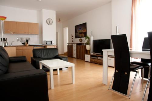 柏林柏林城市公寓的客厅配有沙发和桌子