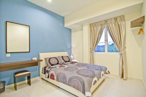 马六甲琼格儿公寓酒店的一间卧室设有一张床和一个窗口