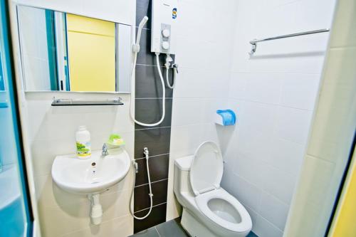 马六甲琼格儿公寓酒店的一间带卫生间和水槽的小浴室