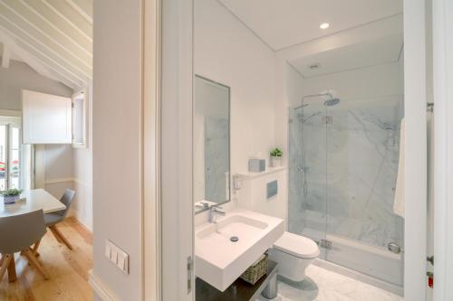 里斯本里斯本白沙别墅豪华公寓的一间带水槽、淋浴和卫生间的浴室