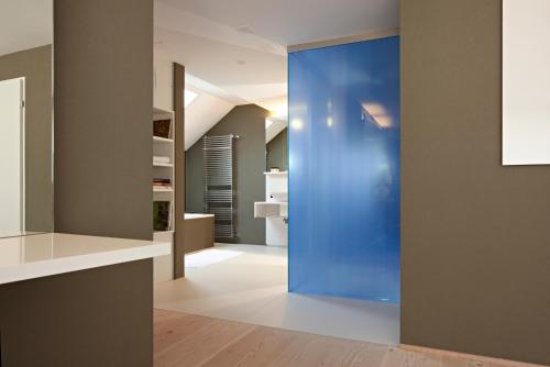 拉格斯索思丽餐厅酒店的走廊上,房间里有一扇蓝色的门
