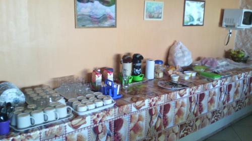 瓜拉派瑞萨斯德望厦宾馆的桌子上面有食物和饮料
