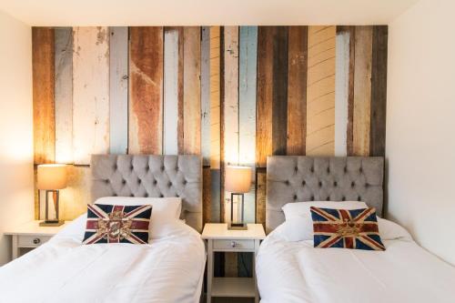 伦敦美丽的中心六人家庭公寓的卧室内两张并排的床