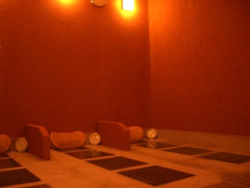 富良野梅果明诺玉旅馆的红色的房间,设有水槽和两把椅子