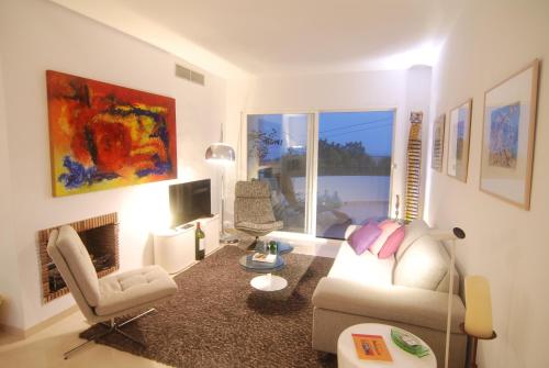 EsteponaEstepona Golf - Los Pintores的客厅配有沙发和两把椅子