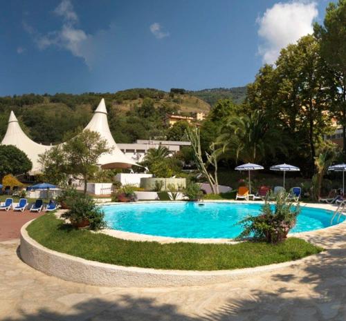 阿夸佩萨Hotel Rodian的度假村内带椅子和遮阳伞的游泳池