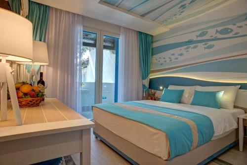 布德瓦亚历山大酒店的一间卧室设有一张蓝色和白色天花板的床。