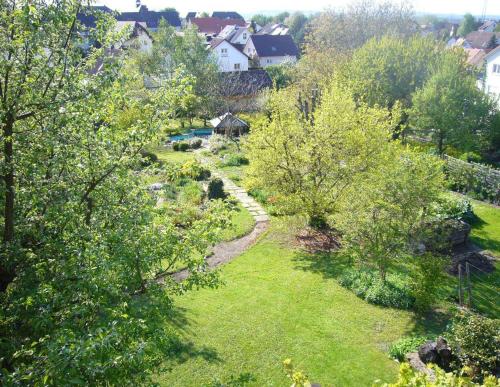 沙尔施塔特Silvia Krafts Bed and Breakfast的享有树木和小溪花园的空中景致