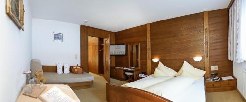 施科佩尔瑙Sporthotel Krone的一间卧室配有一张床和一张书桌