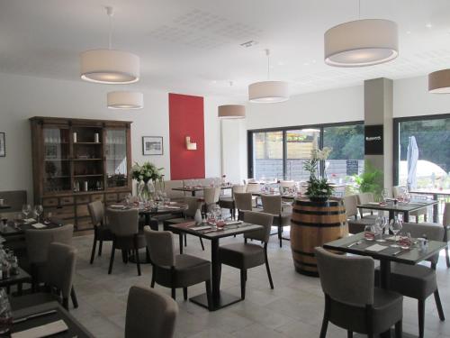 莱斯豪提斯-里维尔Auberge en Ardenne的一间带桌椅和酒桶的餐厅