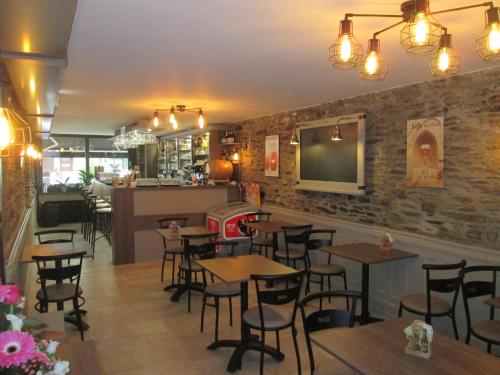 莱斯豪提斯-里维尔Auberge en Ardenne的一间带桌椅的餐厅和一间酒吧