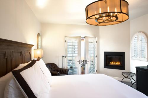 扬特维尔诺斯布洛克酒店的卧室配有白色的床和壁炉