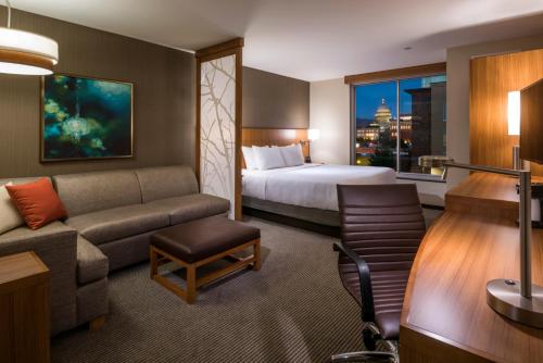 博伊西博伊西市中心凯悦广场酒店的酒店客房,配有床和沙发