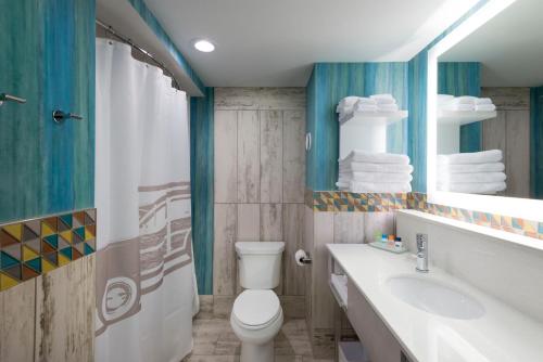 鸽子谷Margaritaville Island Inn的一间带卫生间、水槽和镜子的浴室
