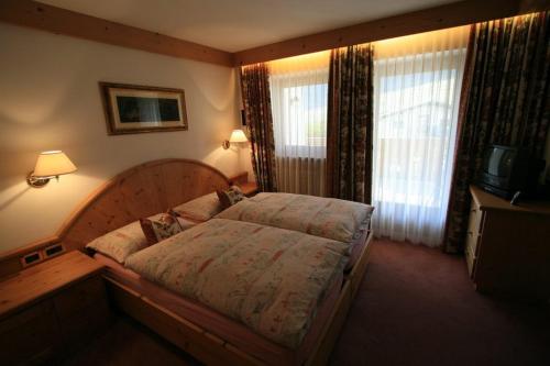 莫埃纳西亚萨韦伯住宿加早餐旅馆的一间卧室配有一张大床和电视