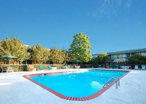 Lugoff卡姆登西部旅馆的蓝色海水大型游泳池