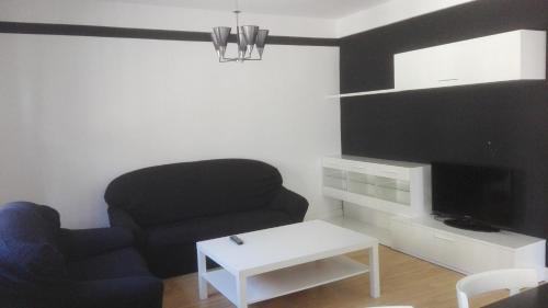 阿维拉VuT Dalia 4的客厅配有椅子和电视
