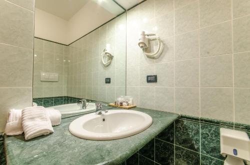 拉奎拉费德里科二世酒店的浴室配有盥洗盆和浴缸。