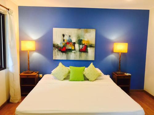 马埃岛沃里尔旅馆的卧室配有带两盏灯的白色床
