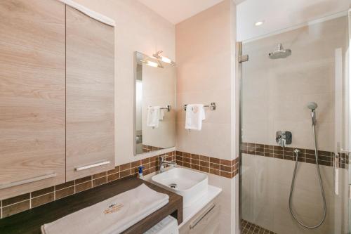 科托尔Apartments Los Olivos的一间带水槽和淋浴的浴室
