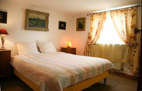 莱茵河畔洛尔希白马旅馆的一间卧室设有一张大床和窗户