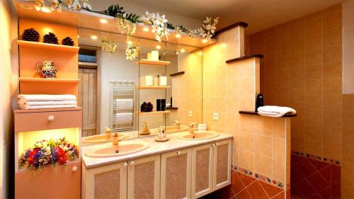 博尼法乔Villa Cartarana的一间带两个盥洗盆和大镜子的浴室