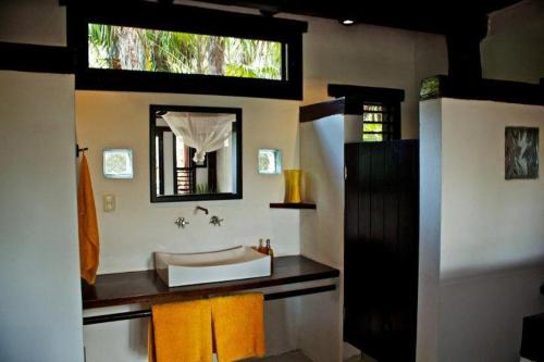 图卢姆塞尔瓦海滩酒店的一间带水槽和镜子的浴室