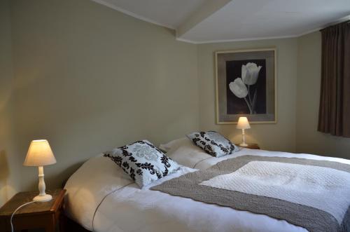斯帕Le Petit Maur的一间卧室配有一张带两个枕头的床