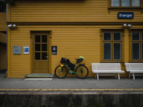Evanger龙加胡谢特住宿加早餐旅馆的停在黄色建筑前面的自行车