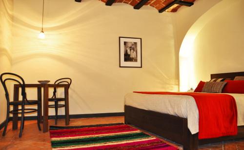 拉巴斯Hotel Naira的卧室配有一张床和一张桌子及椅子