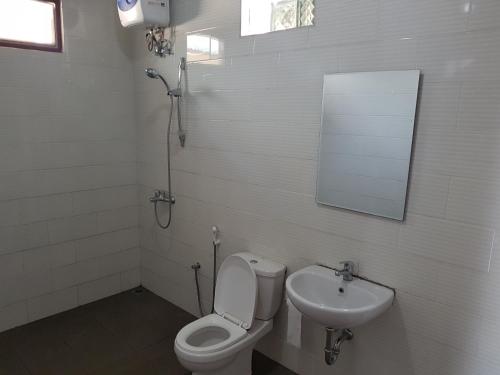 塞姆博伦拉旺茵加尼山家庭民宿假日公园的一间带卫生间和水槽的浴室