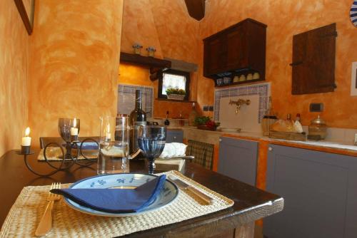 圣巴伦托农庄小屋酒店的厨房配有带盘子的桌子