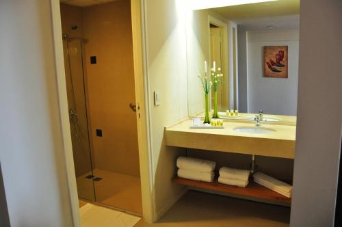 布宜诺斯艾利斯欧诺布宜诺斯艾套房酒店的一间带水槽和镜子的浴室