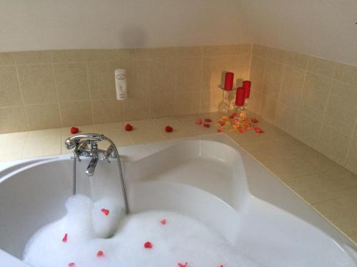 克莱佩达普洛姆纳达酒店的浴室设有浴缸和水龙头