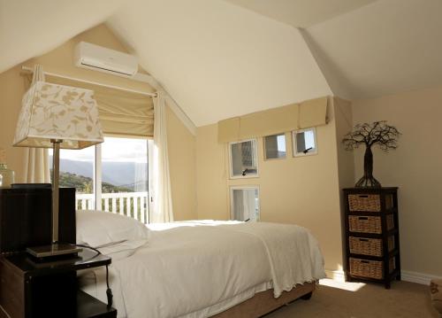 豪特湾The Loft的卧室配有白色的床和窗户。