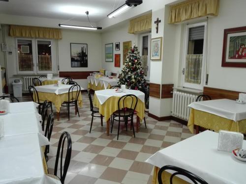 兰恰诺罗马酒店的用餐室配有桌子和圣诞树