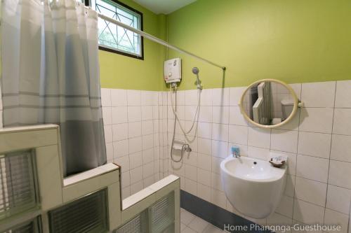攀牙之家宾馆的一间浴室