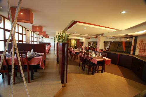 Manuelsons Malabar Palace餐厅或其他用餐的地方