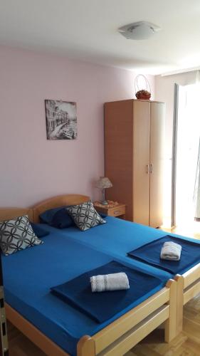 弗尔尼亚奇卡矿泉镇Apartmani V&F的一间卧室配有一张带蓝色毯子的大床