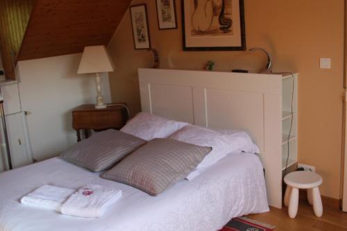 亚眠乐齐奥斯克亚眠住宿加早餐旅馆的卧室配有白色的床和2条毛巾