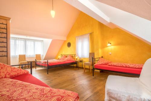 鲁斯特阿恩特伽尼酒店的大房间设有红色家具和黄色的墙壁
