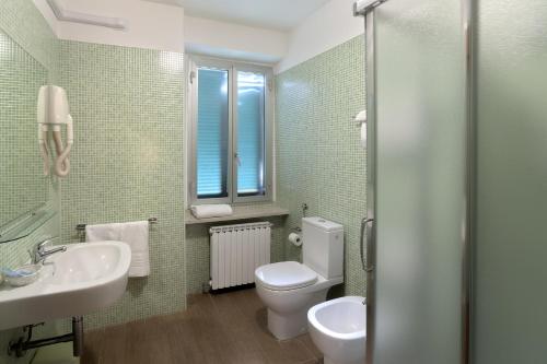 瓦伦扎泰尔梅迪蒙特瓦伦扎酒店的一间带卫生间和水槽的浴室