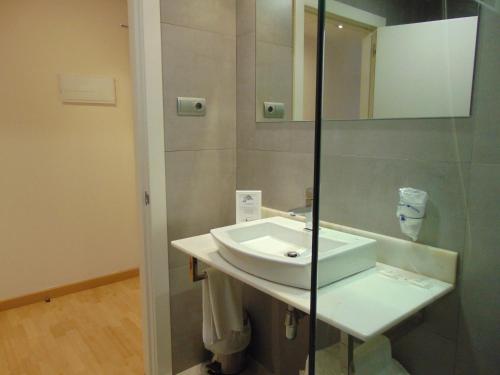奥图埃利亚奥特拉酒店的一间带水槽和镜子的浴室