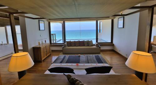 本托塔露兜树海滩度假Spa酒店的带沙发的客厅,享有海景