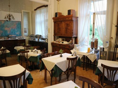 雅典卫城酒店的一间在房间内配有桌椅的餐厅