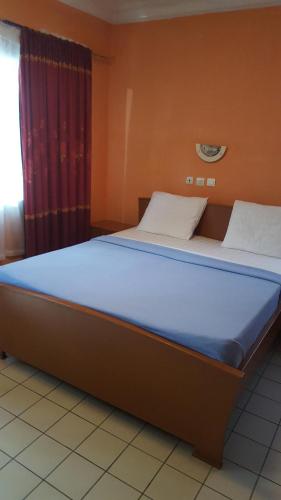 黑角圣杰奎斯中心旁特诺亚酒店的一张蓝色床垫的大床