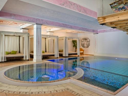 采尔马特伯格霍夫酒店的一个带大型游泳池的房间的大型游泳池
