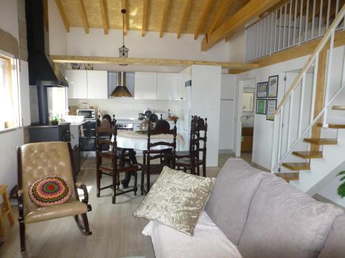 佩纳尔瓦堡Casa Retiro de Lisei的带沙发和椅子的客厅以及厨房。