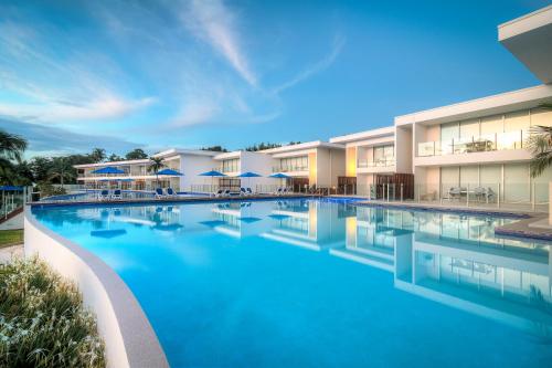 道格拉斯港道格拉斯港泳池公寓式酒店的大楼前方的蓝色海水大型游泳池