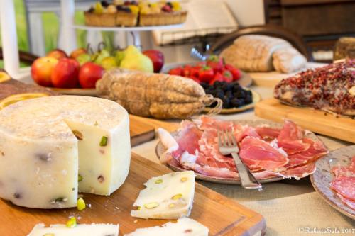 塞博尔加莫纳奇特姆普拉瑞农家乐的餐桌上摆放着奶酪、肉类和水果